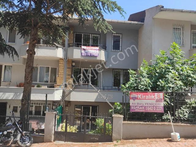 Ümraniye Atakent Mahallesinde Kiralık 200 M² 3 Katlı Villa