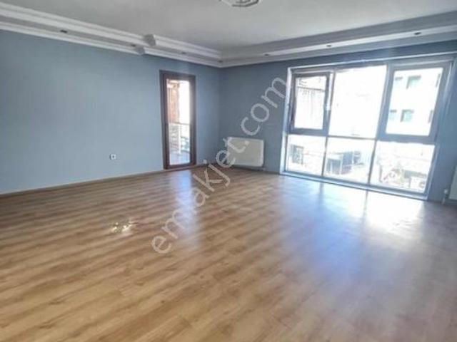 Ümraniye Cadde Üzeri Otoparklı 3+1 Ebeveyn Banyo Çift Balkon