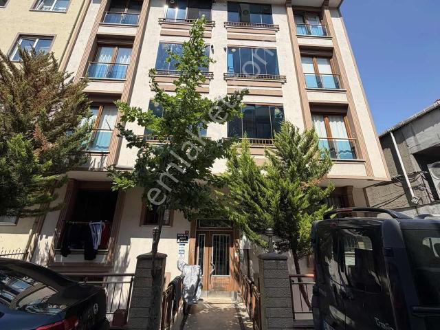 Ümraniye İstiklal Mahallesinde Satılık 2+1 Daire