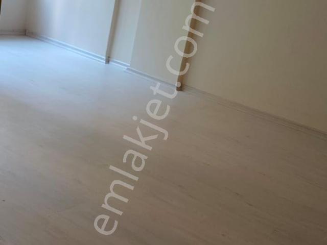 Ümraniye Mithatpaşa Caddesi Üzerinde M5 Metrolara Yakın Mesafede Kiralık Daire Ev