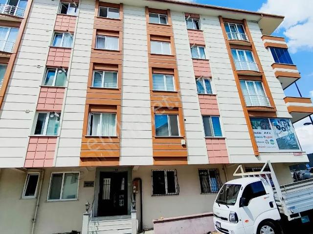 Ümraniye Site Mahallesinde Caddeye Cephe Kiralık 2+1 Daire