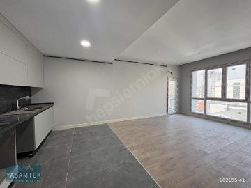 Ümraniye'de K.Otoparklı Balkonlu 2+1 Boş Satılık Daire E.Banyo