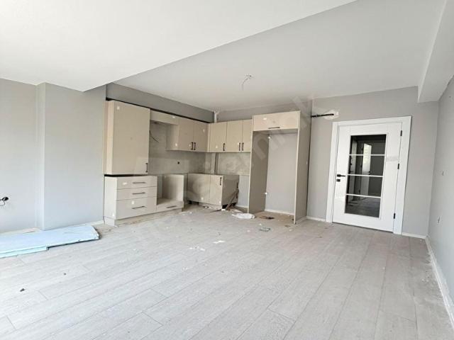 ÜMRANİYE'NİN MERKEZİNDE, METROYA YAKIN 2+1 DAİRE