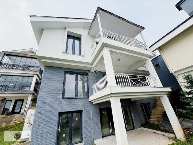 Umut Emlak'tan Tepe Altında Satılık Villa