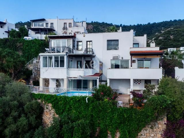 Umurça'da Kesintisiz Kale Ve Deniz Manzaralı Kiralık Villa