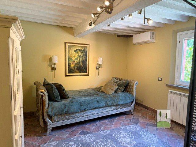 Un tocco originale dell'artista: un appartamento decorato co. 140m² Peccioli