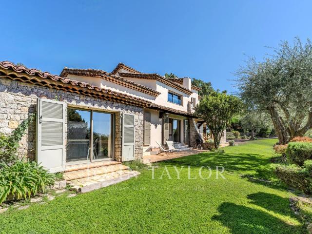 Un véritable havre de paix avec une vue spectaculaire sur l’. 215m² Mougins