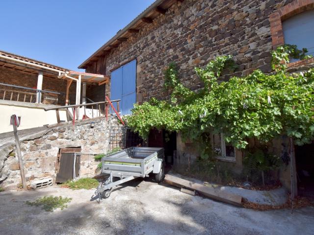 Un véritable petit fief en pierre, à l’abri des regards, offrant un cadre rare et un beau potentiel d’aménagement