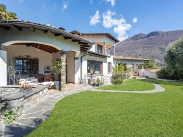 Un angolo di paradiso Eleganza mediterranea con vista lago