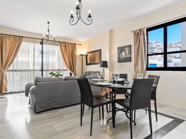 Un apartamento único en venta en Puerto Banús 114m² Puerto Romano
