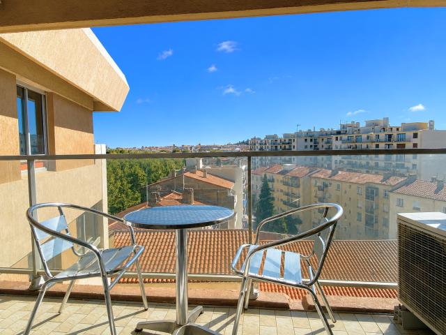 UN APPARTEMENT AU DERNIER ETAGE, AVEC TERRASSE ET GARAGE, A PERPIGNAN