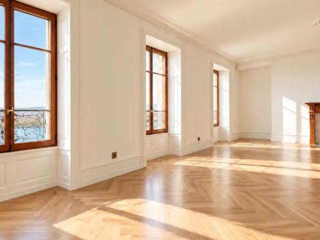UN APPARTEMENT AUX VOLUMES GÉNÉREUX L'appartement se compose d'un spacieux séjour baigné de lumière naturelle, offrant une vue imprenable sur le lac et le Jet d'Eau. Une cuisine moderne, entièrement équipée, vient compléter cet espace de vie. La parti