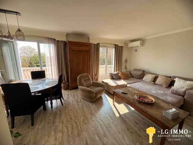 Un appartement de 100 m2 au milieu de son jardin situé au 1er et dernier étage d'une maison