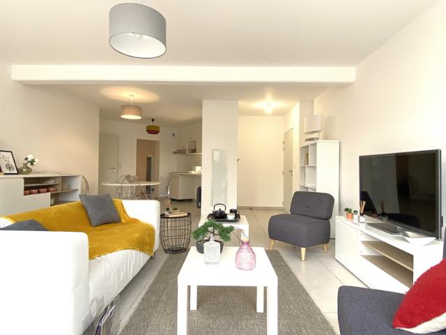 UN APPARTEMENT DE STANDING T4 AVEC TERRASSE ET PARKING, A PE