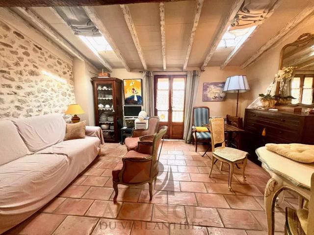 un appartement qui vit comme une maison. ramparts, vieil Ant. 49m² Antibes
