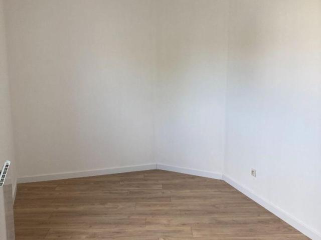 Un appartement rénové au 2ème étage dans un immeuble situé en centre ville, l'appartement compr.