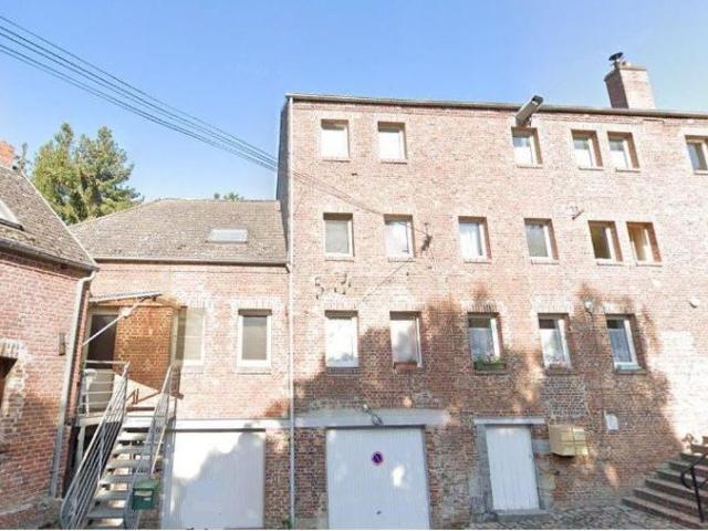 Un appartement situé au 1er étage comprenant: Salon, pièce de vie avec cuisine équipée, une c.