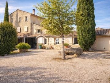 Un art de vivre rare au coeur de la Provence À quelques minutes de L'Isle sur la Sorgue, ce mas en pierre de 274 m² incarne l'élégance et l'authenticité: 5 chambres, une dépendance de 67 m², une piscine et une vue dégagée sur la campagne…