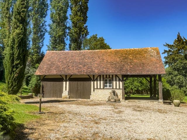 Un beau manoir dans un parc valloné avec ruisseau du Pays d'Auge