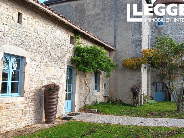 Un beau Logis d'exception avec 6 chambres, situé dans un hameau surplombe la campagne et vallée