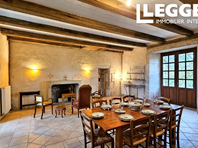 Un beau Logis d'exception avec 6 chambres, situé dans un hameau surplombe la campagne et vallée
