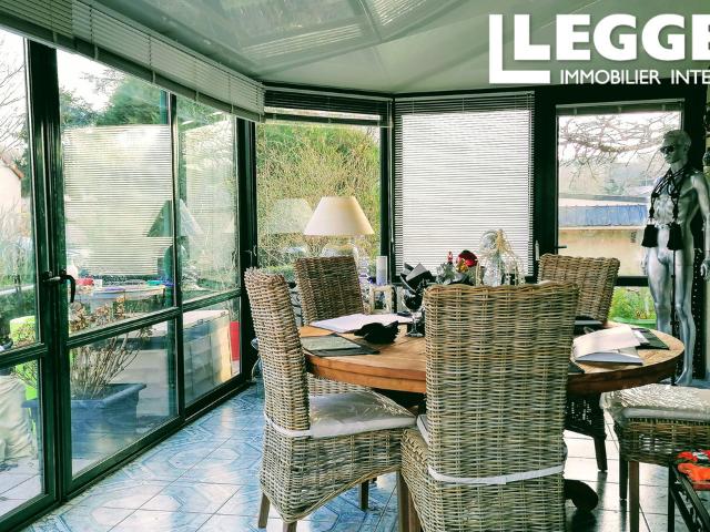 Un bien pour la vie d'été parfaite! 1892m2 de jardin entourent cette maison de 3 4 chambres