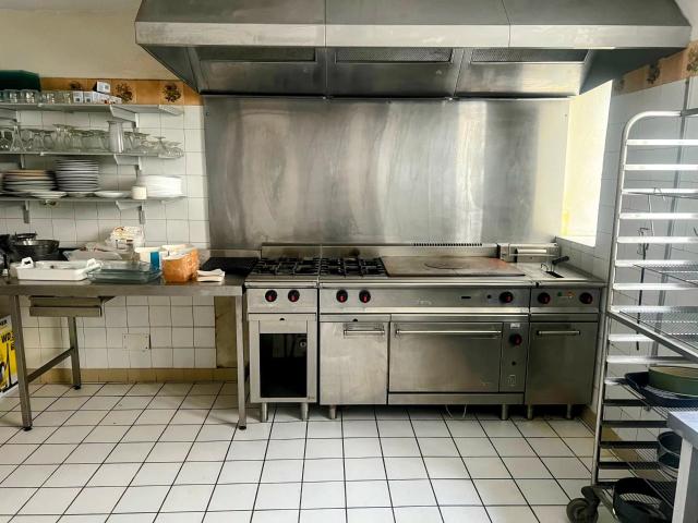 Un Bien Unique Plein de Potentiel dans un village avec un Ca. 250m² Sainte Colombe Sur L'hers