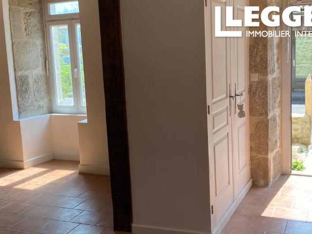 Un Bijoux de propriete entièrement renovée  2 chambres à coucher, une grange de 60m2 et deux jardins attenants