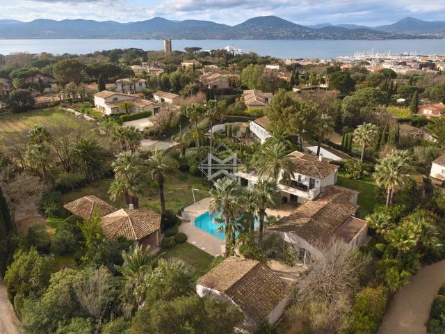 Un cadre idéal, au calme, à proximité du centre de Saint Tro. 331m² Saint Tropez