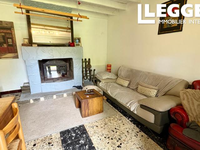 Un cadre magnifique. Un potentiel commercial. Maison d'une chambre, deux lacs, un mobil home et une chatterie