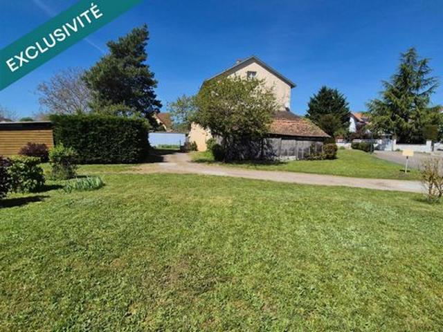 Un cadre paisible, un terrain constructible aux multiples possibilités et une maison à façonner selon vos envies… venez découvrir tout son potentiel !