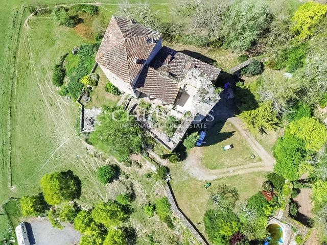 Un château exquis datant du Moyen Âge, niché sur une colline. 600m² Agen