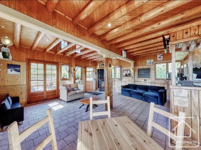 Un chalet alpin directement sur les pistes de ski avec une vue magnifique et un emplacement incomparable