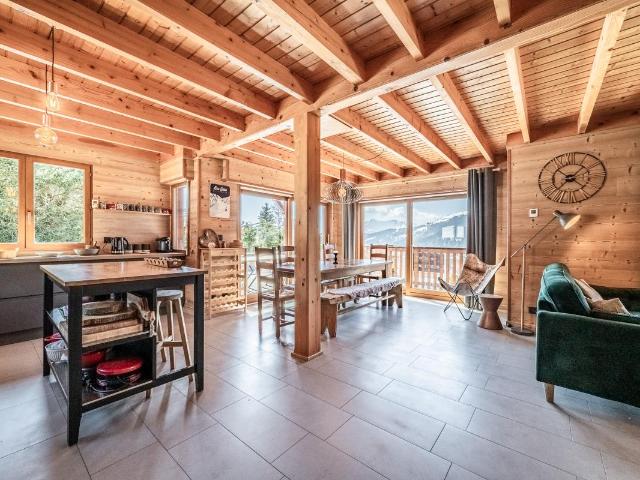 Un chalet alpin magnifiquement aménagé offrant une vue panoramique, idéalement situé à Chavannes