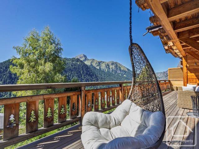 Un chalet magnifique, moderne et luxueux, offrant de superbes vues dégagées et un ensoleillement généreux