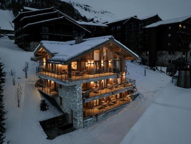 Un chalet neuf exceptionnel, rarement disponible, à vendre sur les pistes de Val d'Isère
