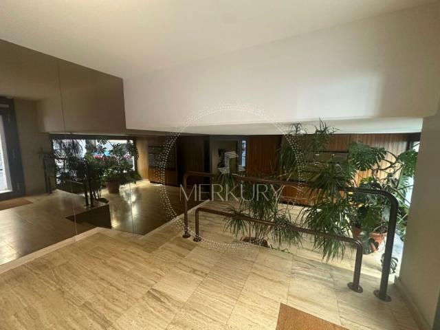Un charmant appartement de 4,5 pièces situé dans la région des Eaux Vives