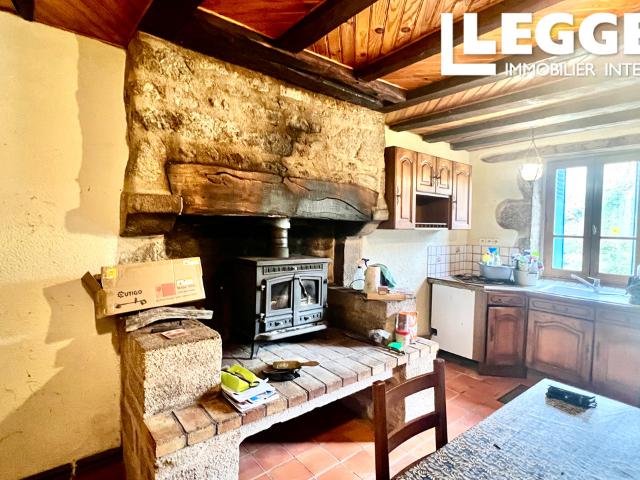 Un charmant cottage en pierre dans un hameau, avec un vaste jardin, une grange et dépendance, un refuge idéal