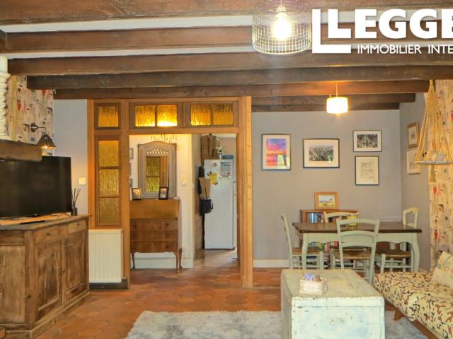 Un charmant cottage paisible de 2 chambres à coucher, proche des commodités et offrant un potentiel commercial