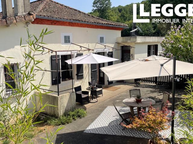 Un charmant domaine au bord d'un lac, une maison et des granges, 12,7 ha dans le Périgord Vert, Dordogne