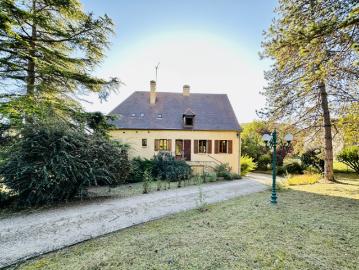 Un charmant ensemble immobilier à Concores:Vaste maison à p