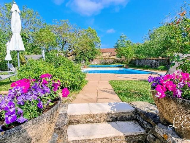 Un corps de ferme avec 4 appartements, piscine et terrain de. 418m² Castanet