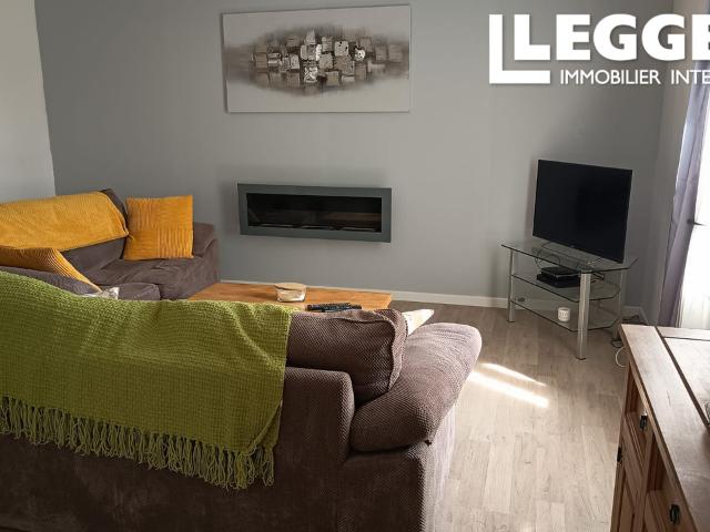 Un cottage récemment rénové se trouve dans un endroit calme et offre de belles vues sur la campagne
