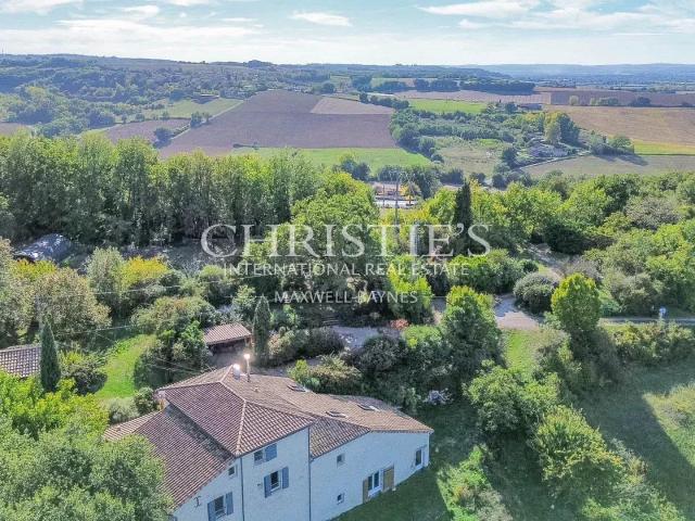 Un domaine clôturé à couper le souffle, comprenant un charma. 955m² Agen