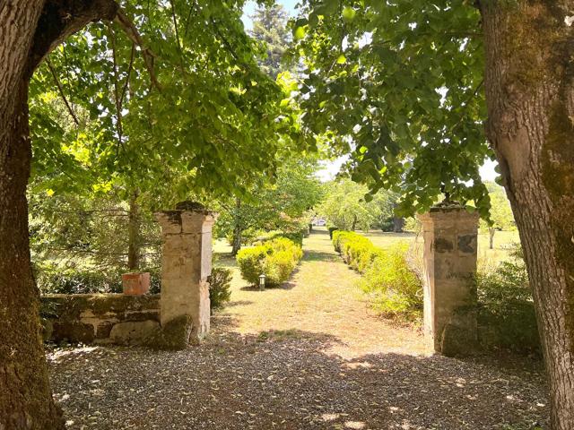 Un domaine secret d'exception aux portes de Bordeaux et de S. 724m² Libourne