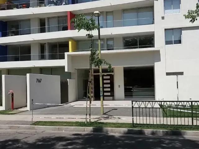 Un dormitorio con estacionamiento y bodega