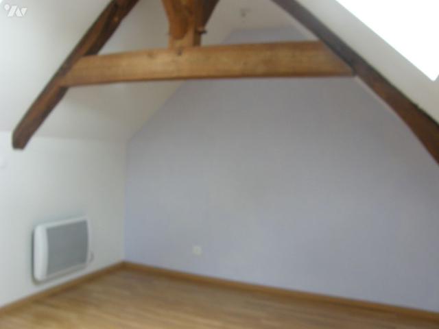 Un duplex: salon coin cuisine, une chambre, une salle d'eau et W.C. un stationnement