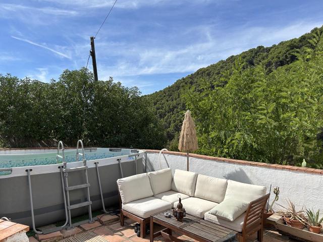 Un encantador y muy característico cortijo de piedra de 3 dormitorios con 2.515 m2 de terreno en un promontorio con impresionantes vistas en todas las direcciones