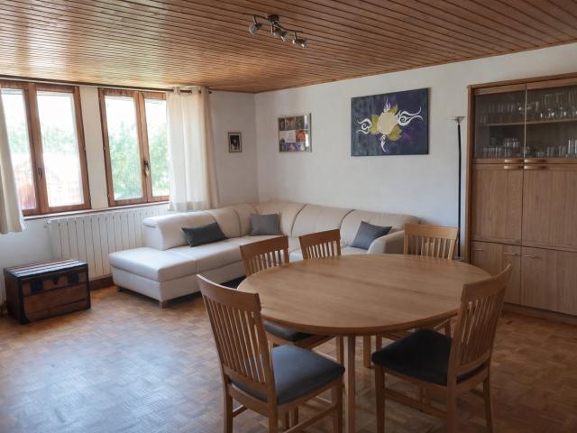 Un ensemble immobilier composé de deux appartements et une g. 442m² Etalans