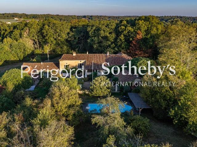 Un hameau secret au coeur du Périgord, avec 5 habitations po. 473m² Vergt